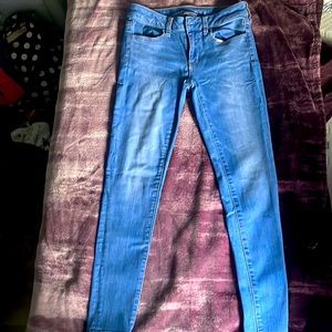 Light wash size 6 amercain eagle jeans